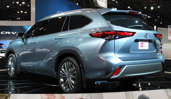 1920px-2020_Toyota_Highlander_Platinum_AWD_rear_NYIAS_2019.jpg